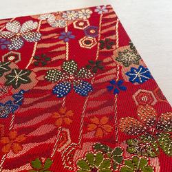 【見開きタイプ】織り生地　赤色日本の花模様/御朱印帳 5枚目の画像