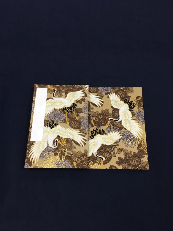 羽ばたく鶴と菊模様/御朱印帳【大】 3枚目の画像