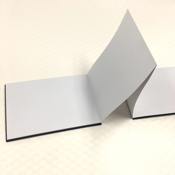 【見開きタイプ】手描き一点物　白い孔雀/御朱印帳 7枚目の画像