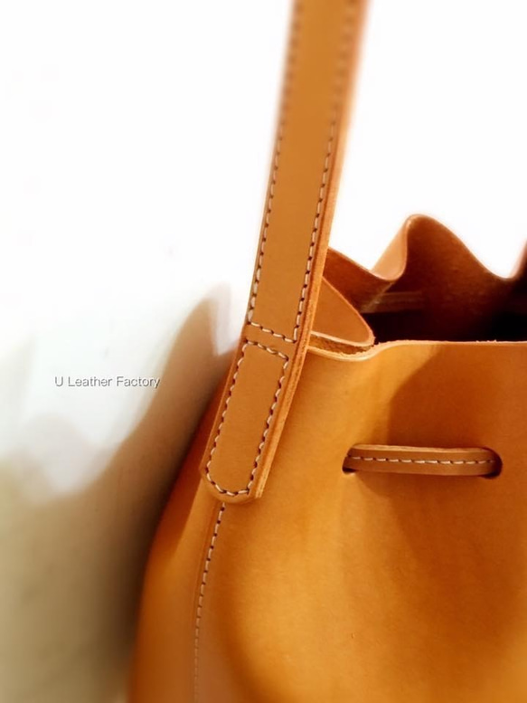 クラシックバケットバッグ - 作られた革の手 - 無料の刻印名（ヌードカラー） 7枚目の画像