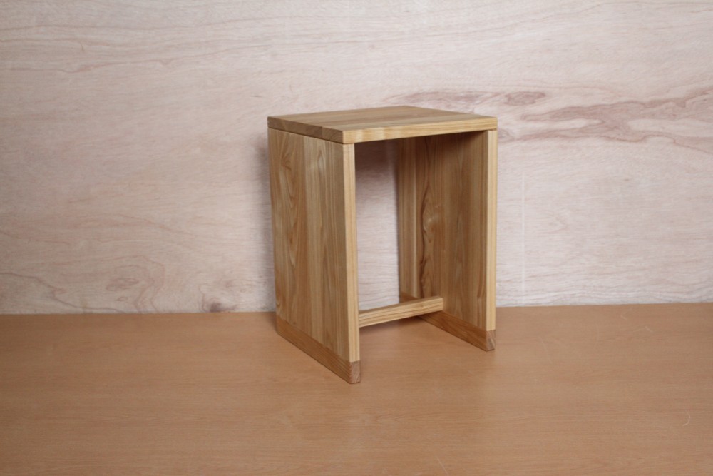 無垢材の箱スツール・ブラックアッシュ材