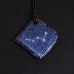 秋の星座 -Cassiopeia- ／ネックレス［陶器・革ひも］ 1枚目の画像