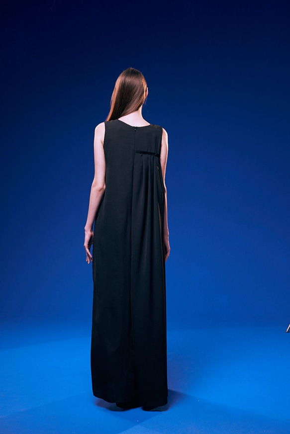 黑色壓褶裝飾長洋裝 第5張的照片