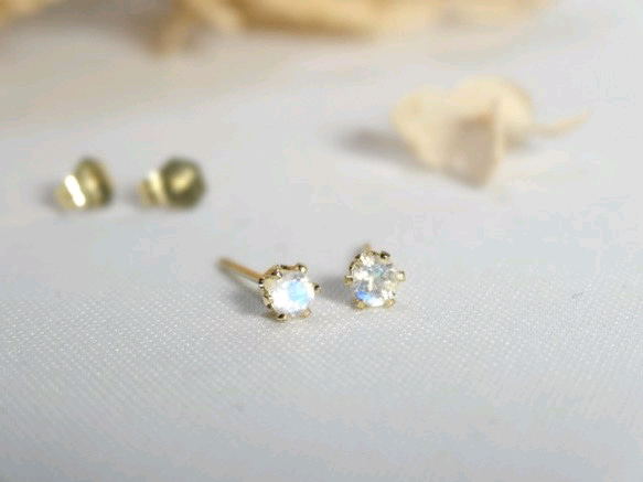 《mignon》　レインボームーンストーンのスタッドピアス　３mm 2枚目の画像