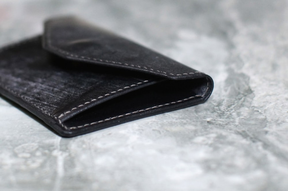 【 地下皮革工作室 】隨身系列：純手縫植鞣革零錢卡夾 - Bridle Leather 黑色 第5張的照片