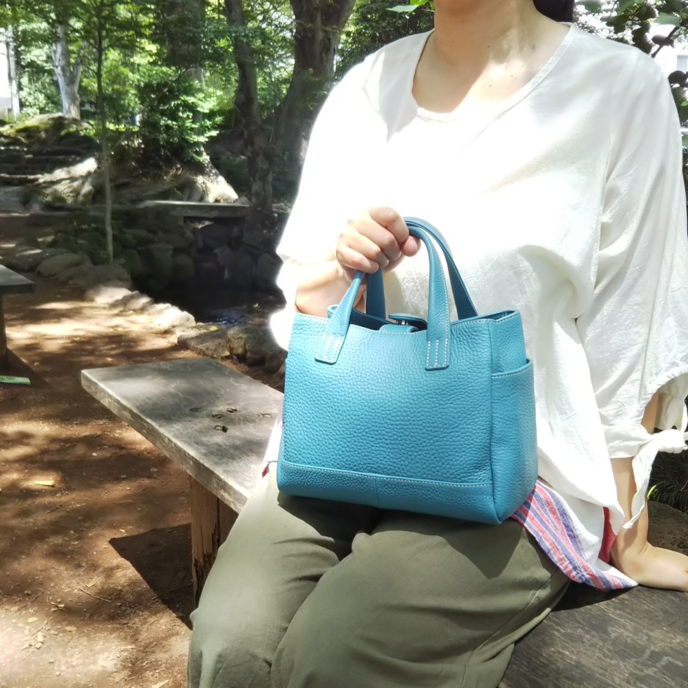 【送料無料】両サイドにポケットつき牛革の四角いトート＊カラーオーダー可＊