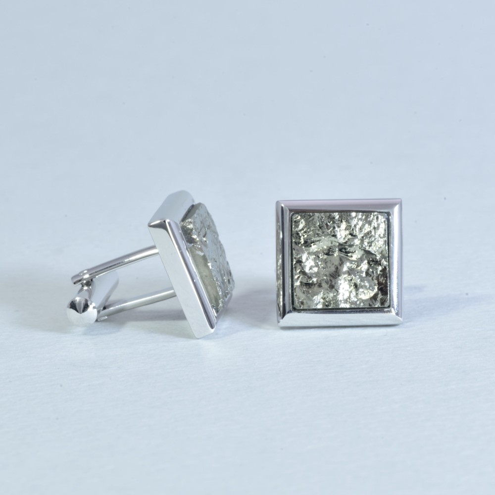 『プレミアムなカフリンクス』 味わい原石カットのパイライト