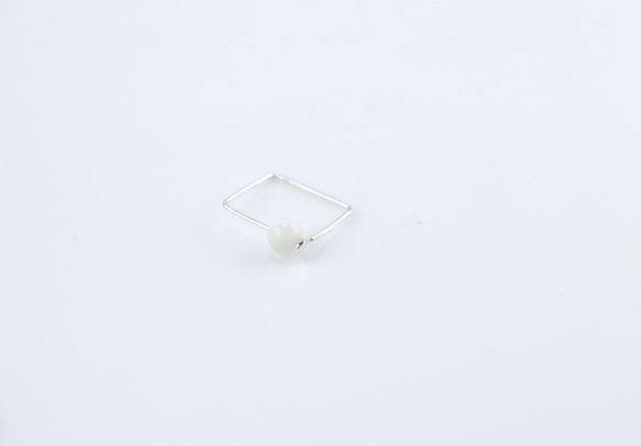 Pin Series Earrings: White Shell 1枚目の画像