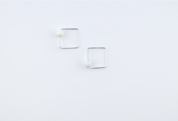 Pin Series Earrings: White Shell 2枚目の画像