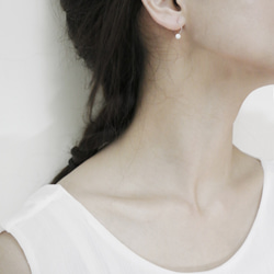 Pin Series Earrings: White Shell 4枚目の画像