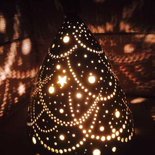 九谷焼き陶器製クリスマスツリー　ランプ 季節を先取りした、クリスマスツリー型ランプシェード。 格段のパーツ