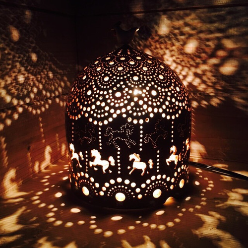 陶器の灯り メリーゴーランド茶色 スタンドライト・テーブルランプ 釉