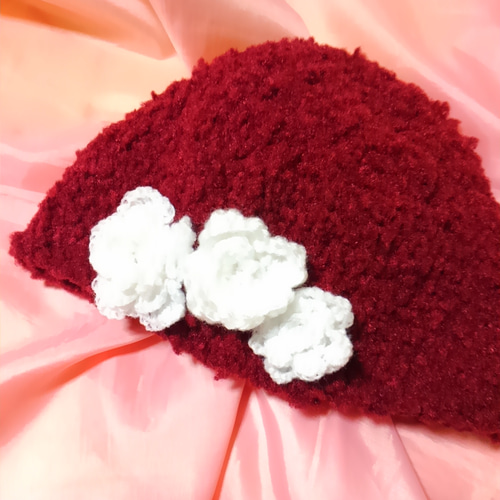 モコモコニット帽☆白バラの花飾りかぎ針編み ニット帽・ビーニー ☆回