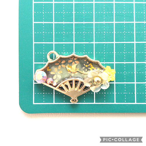 おまとめ中 花と扇子のストラップ