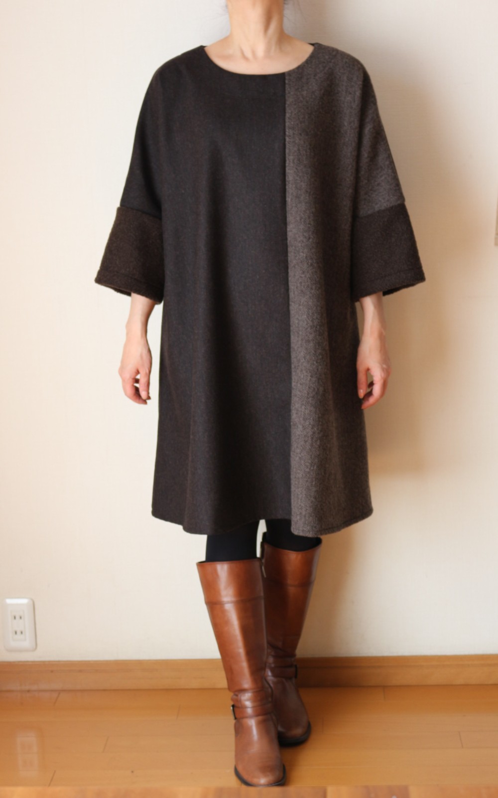 異素材ミックスのチュニックワンピース　お袖ボア　チョコレート×ヘリンボーン