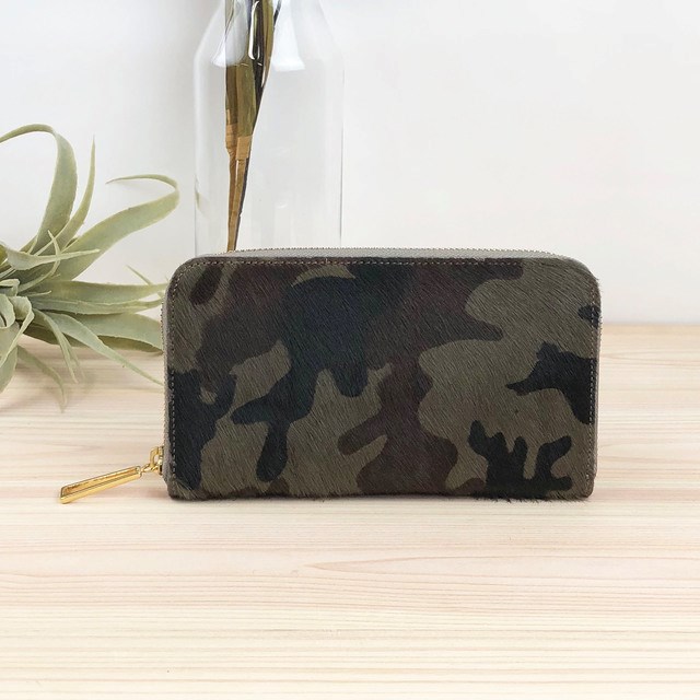 【カモ×カーキ】イタリアンレザーの上品かつ高級感のある佇まいに仕上げたラウンド型財布/長財布【毛付きレザー/毛皮】