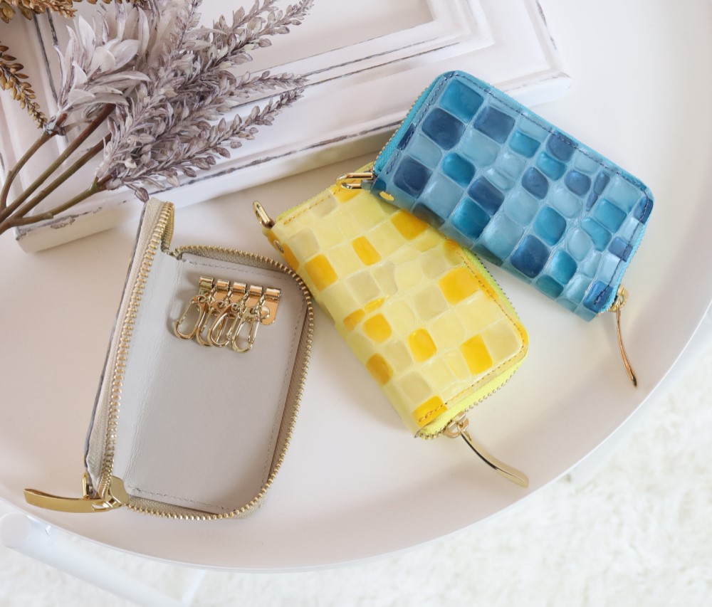 【4連ステンドキーケース/ゴールド】ステンドグラスレザーのスマートキーケース/キーカバー/コンパクト/車/鍵【ジュエリー 4,898円