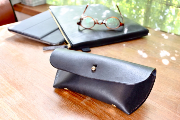 眼鏡皮革套-墨黑色 太陽眼鏡盒 植鞣革手工製作 第1張的照片