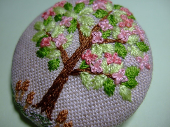 春…手刺繍ブローチ 3枚目の画像