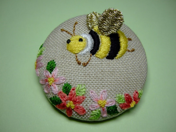 みつばち手刺繍ブローチ ブローチ さくらさくら 通販 3942942