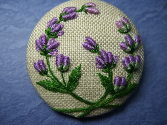 ★パリ発★【MACON&LESQUOY】手刺繍ブローチ≪ラベンダー≫ ラベンダー手刺繍ブローチ ブローチ さくらさくら 通販 3948822