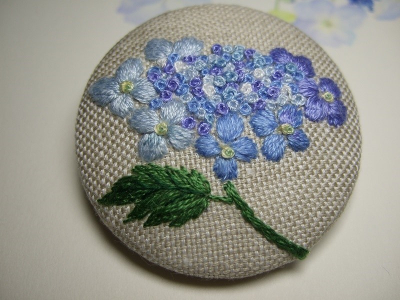 cem's embroidery 小さな刺繍のブローチ - 出版物 | 日本ヴォーグ社