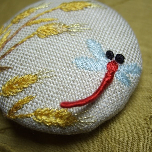 麦と赤とんぼ手刺繍ブローチ ブローチ さくらさくら 通販