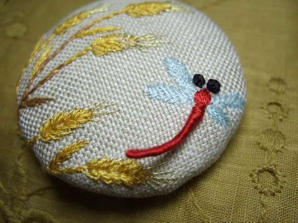 麦と赤とんぼ手刺繍ブローチ 1枚目の画像