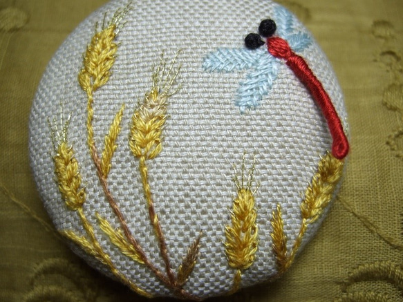 麦と赤とんぼ手刺繍ブローチ 2枚目の画像