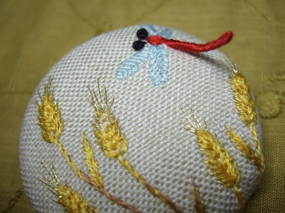 麦と赤とんぼ手刺繍ブローチ 3枚目の画像