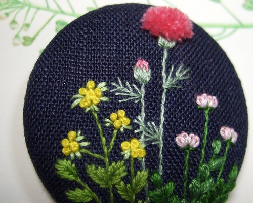 野の花手刺繍ブローチ紺生地 ブローチ さくらさくら 通販