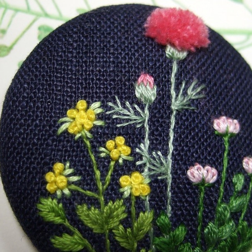 【専用】ハンドメイド　刺繍ブローチ 野の花手刺繍ブローチ紺生地 ブローチ さくらさくら 通販 9245468
