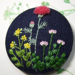 野の花手刺繍ブローチ紺生地 2枚目の画像