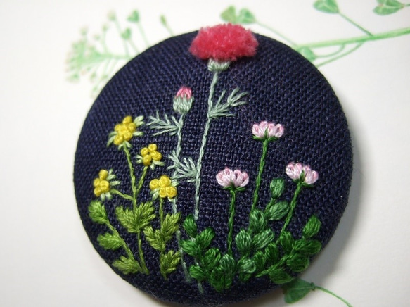 野の花手刺繍ブローチ紺生地 2枚目の画像