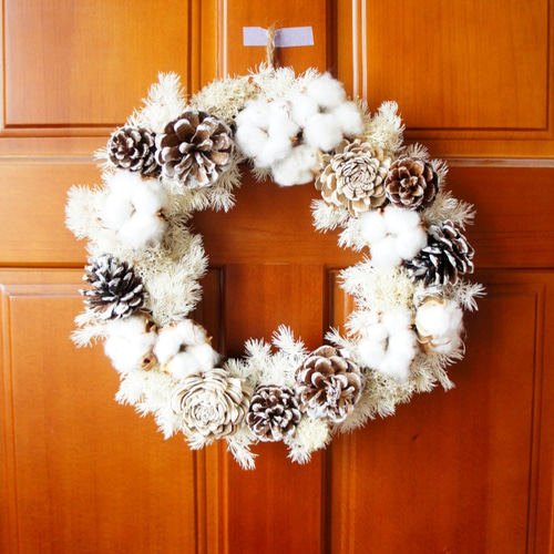 手作りのノースランド冬銀雪に覆われたクリスマスリース（写真の小道具
