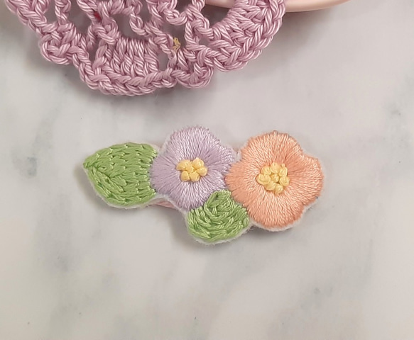 手刺繍。春の序曲と風フラワーヘアクリップ（BBクリップ/ヘアアクセサリー/ BBヘアクリップ） 2枚目の画像