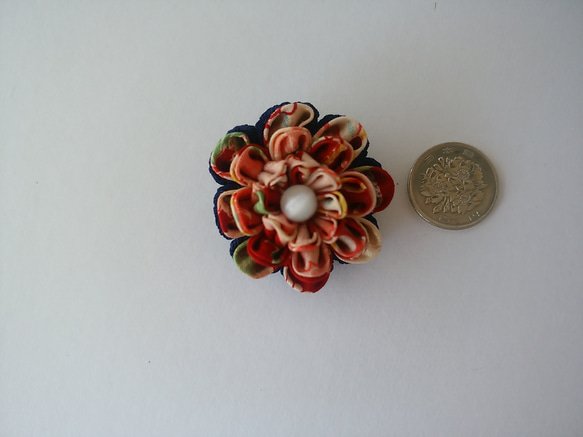 茜色と近衛柿色の和柄ちりめん細工のブローチ、クリップ 2枚目の画像