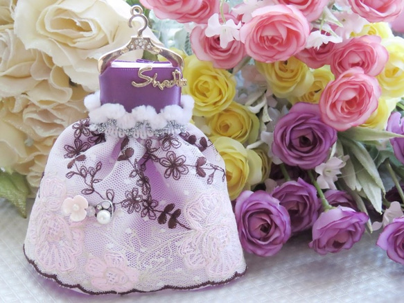 啾啾.羽樂Ｂ３５粉紫玫瑰蕾絲純手工小禮服毛球吊飾鑰匙圈～婚宴 新年 第2張的照片