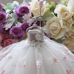啾啾.羽樂Ｄ０５優雅銀灰婚紗禮服桌夾／名片夾／鑰匙圈～婚禮佈置 第3張的照片