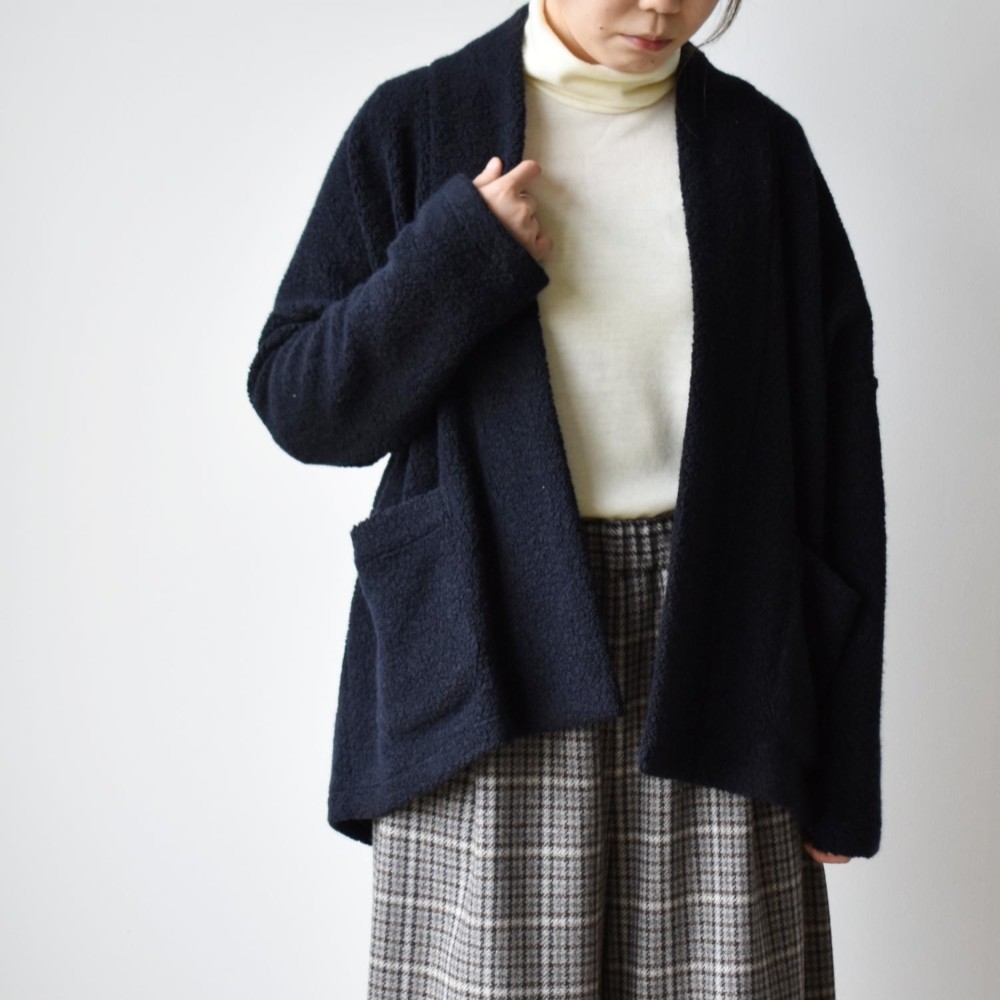羽織るだけであたたかい、ウール素材のショートコート〔SOC011F〕