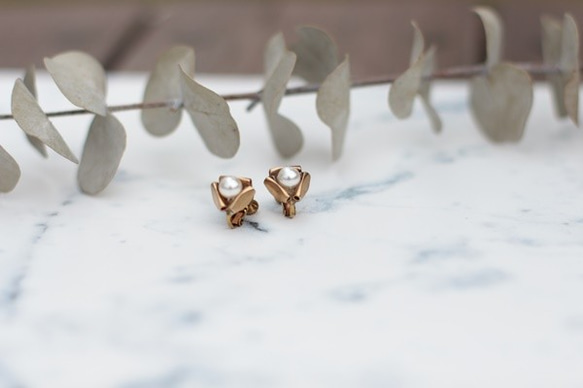 黃銅拼貼三角水晶珍珠貼耳耳環 第2張的照片