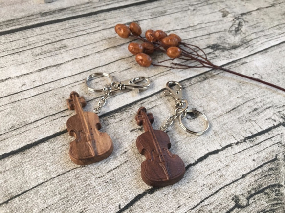 【KIJO】木製バイオリンキーホルダー/チャーム / 楽器/ 装飾品 (原木:ウォルナット) 3枚目の画像