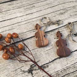 【KIJO】木製バイオリンキーホルダー/チャーム / 楽器/ 装飾品 (原木:ウォルナット) 4枚目の画像