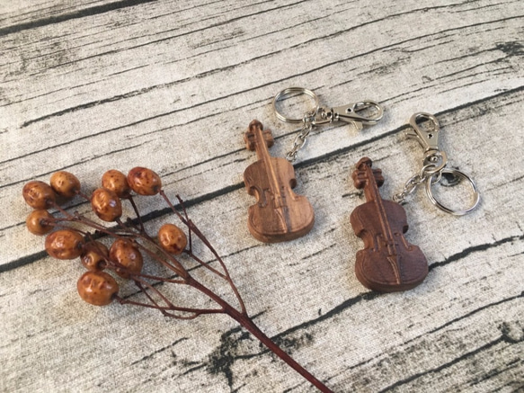 【KIJO】木製バイオリンキーホルダー/チャーム / 楽器/ 装飾品 (原木:ウォルナット) 4枚目の画像
