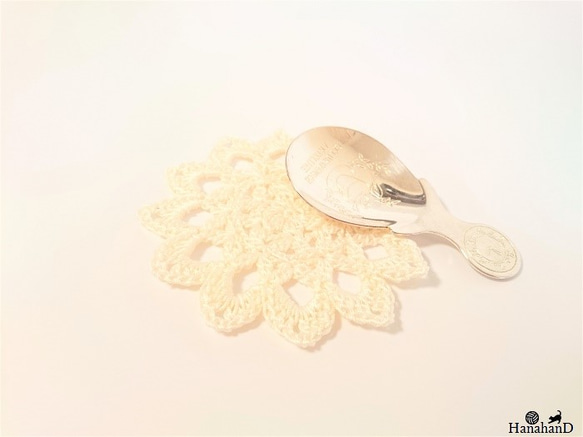 お花のドイリー　手編みレース　オフホワイト 1枚目の画像