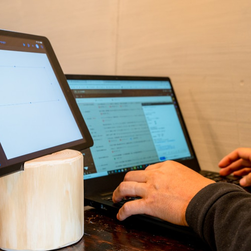 森の丸太スタンド 「MIGAKI」 ／スマホ・タブレットスタンド ヒノキ  