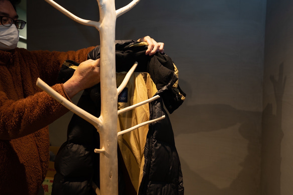 コートハンガー　MORITO 北欧　ナチュラルデザイン　本物のヒノキの枝を使用　アパレル　店舗什器　キャスター付き 6枚目の画像