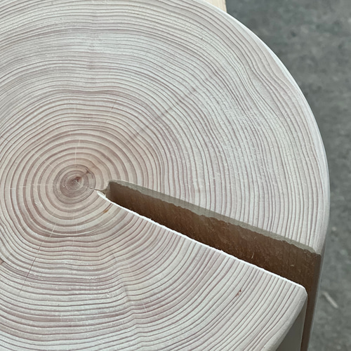 【H-103】 ヒノキ　檜　丸太　椅子　イス　テーブル　花台　飾り台　送料無料 楽天市場】特選国産ひのき 丸太椅子 (取手付) 直径約35cm前後 高