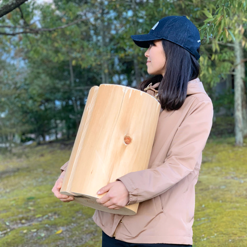 吉野ひのき<MIGAKI>すべすべ磨き丸太スツール 天然素材背割り 吉野ひのき<MIGAKI>すべすべ磨き丸太スツール 天然素材背割り