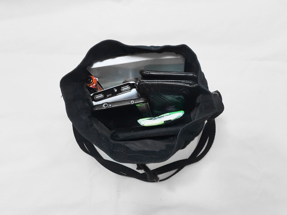極簡約帆布水桶包-黑墨綠 隨身包 / 斜背包 / 斜肩包 / 護照包 / 束口包 第5張的照片
